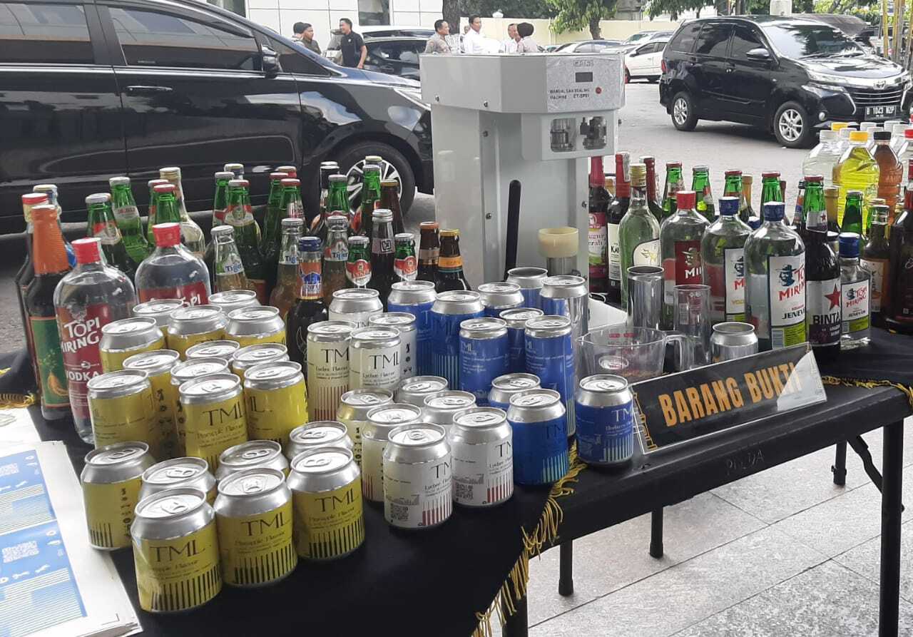 Miras oplosan kemasan kaleng berlabel TML disita polisi sebagai barang bukti penyebaran miras ilegal. (Syahriani/Fakta Yogyakarta)