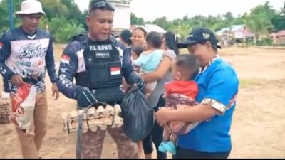 Kunjungi Desa Rambin, Pj Bupati Sanggau Salurkan Bantuan Kepada Anak Terdiagnosa Stunting