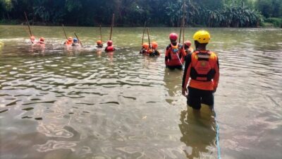 Tim SAR Gabungan saat pencarian ANS (4), balita yang tenggelam di Sungai Belik seminggu lalu. (Basarnar Jogja)