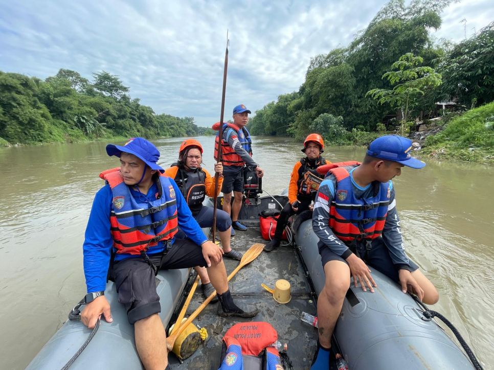 Tim SAR Gabungan saat pencarian balita yang terpeleset di Sungai Belik. (Polda DIY)