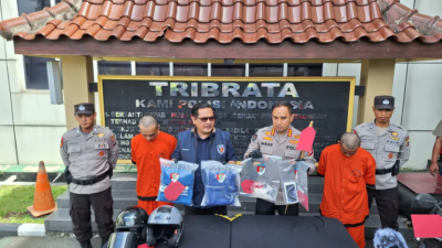 Polisi menunjukkan barang bukti kasus begal yang terjadi di depan Puskesmas Gamping, Sleman saat konferensi pers di mapolda DIY pada Selasa (14/1/2025). (Syahriani/Fakta Yogyakarta)