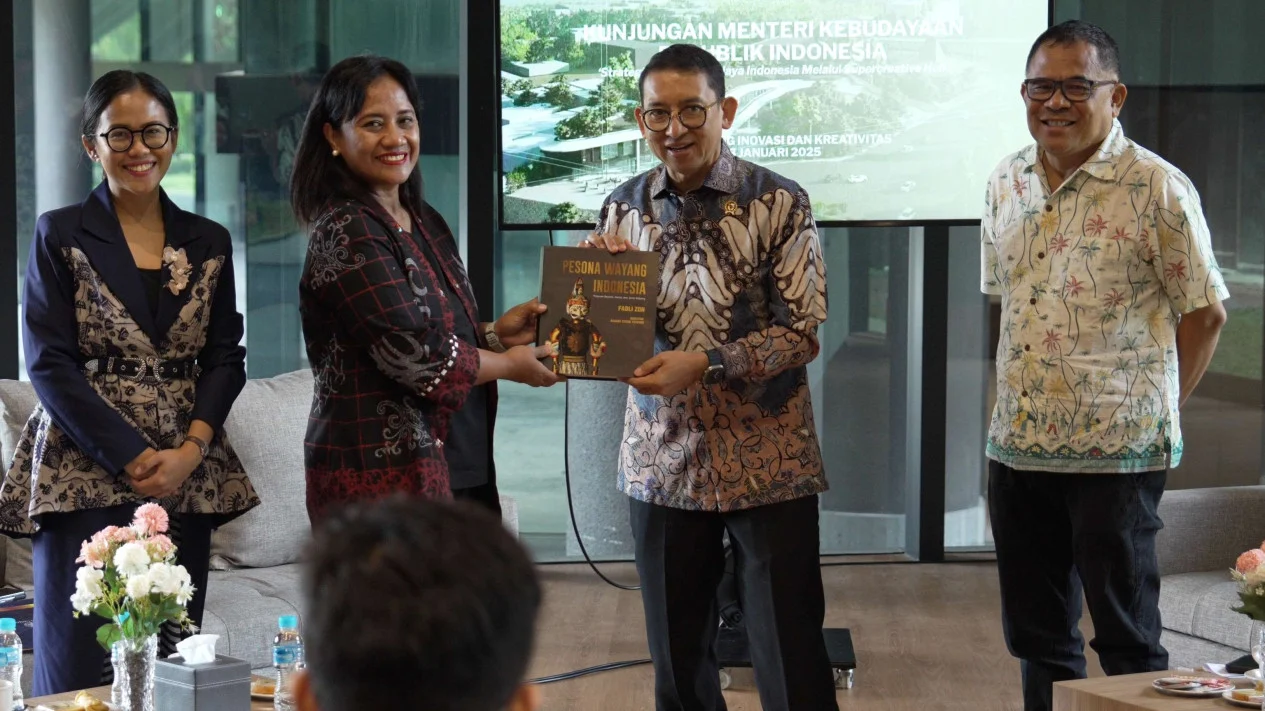 Kunjungan Fadli Zon diterima langsung oleh Wakil Rektor Bidang Pendidikan dan Pengajaran UGM, Wening Udasmoro, Alfatika Aunuriella Dini. (IST)
