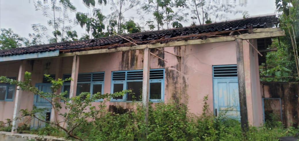 Ilustrasi sekolah rusak. (sorot.co)