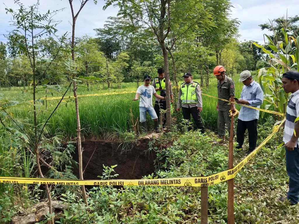 Sinkhole atau tanah amblas perlu diwaspadai saat musim hujan. Seperti yang terjadi di Padukuhan Kawangen Kidul. (radarjogja)