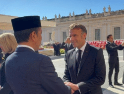 Jokowi Temui Presiden Prancis Emmanuel Macron di Pemakaman Paus Fransiskus