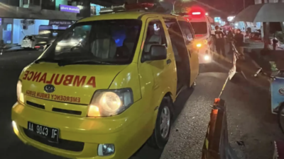 Suasana pasca kecelakaan korban dibawa oleh ambulans ke rumah sakit terdekat