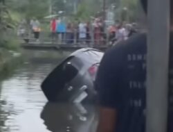 Hindari Pejalan Kaki, Mobil Terjun ke Sungai di Pulutan Sewon Bantul