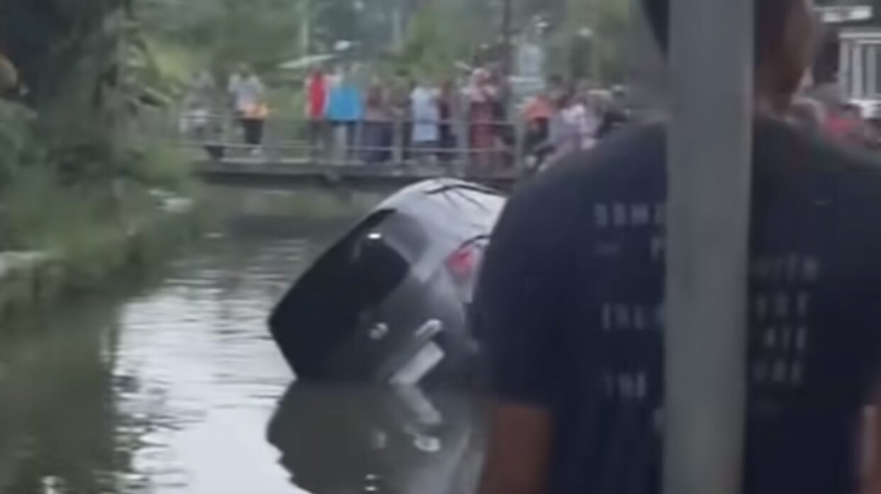 Mobil terjatuh ke sungai
