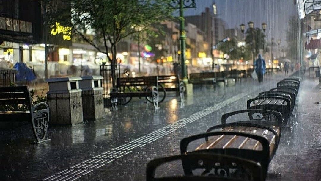 Suasana Hujan di malioboro pada malam hari