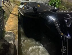 Mobil Masuk Selokan Mataram Dekat RS Hermina Sleman, Diduga Sopir Mengantuk