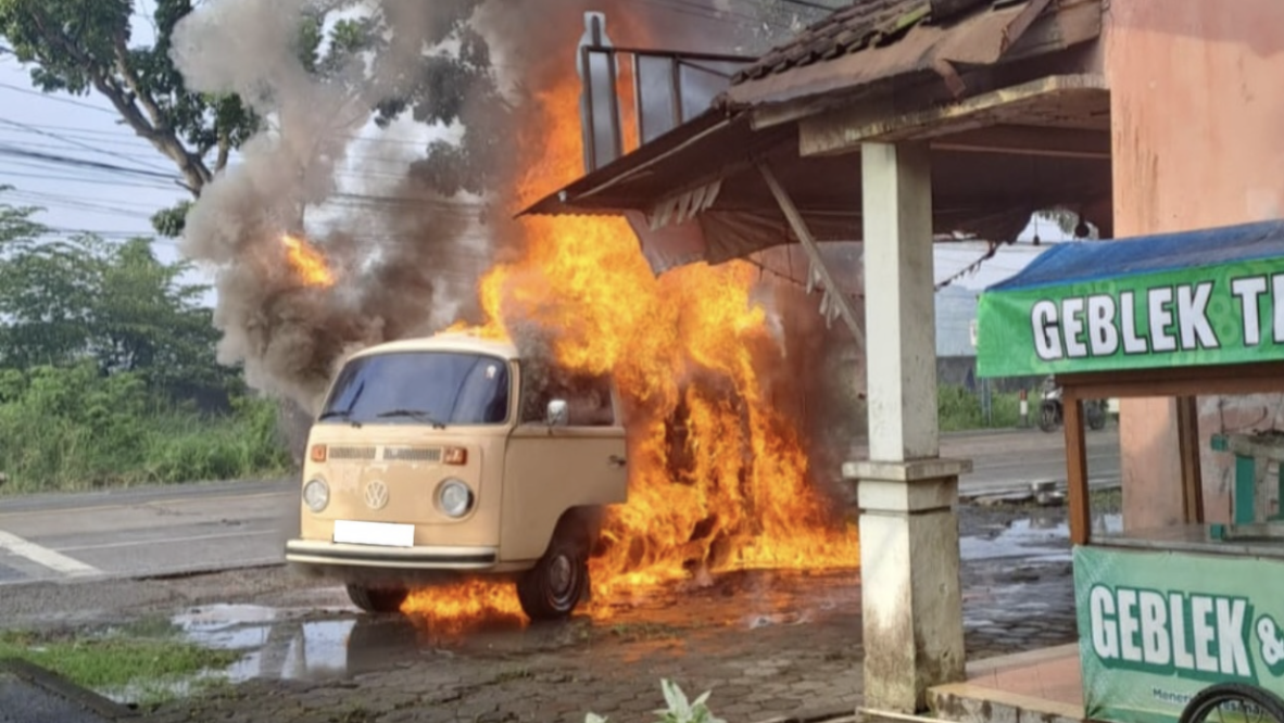 Mobil vw terbakar