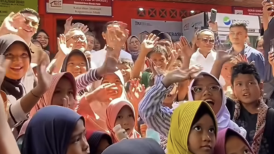 Gubernur DIY dan Menko Perekonomian Bagikan Susu Gratis di Sleman, Dukung Koperasi Merah Putih