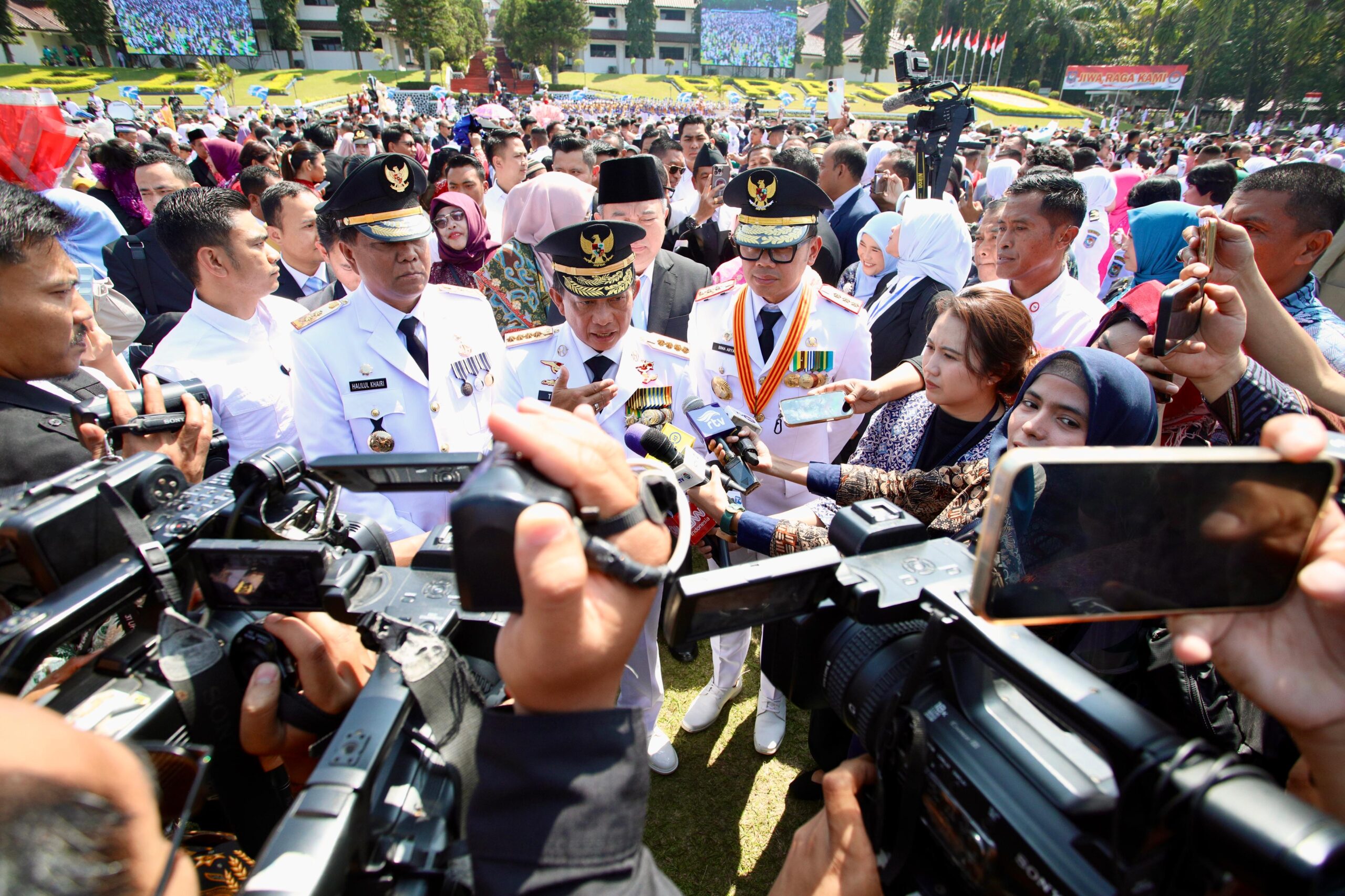 Mendagri Muhammad Tito Karnavian memberikan keterangan kepada awak media setelah prosesi pelantikan IPDN Angkatan XXXII Tahun 2025 di Lapangan Parade, Kampus IPDN Jatinangor. Foto: Kemendagri