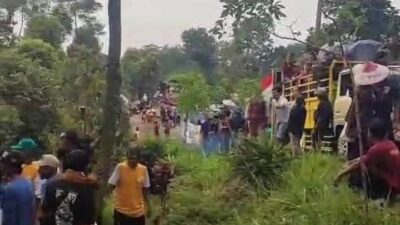 Peserta karnaval jatuh dari truk di batang