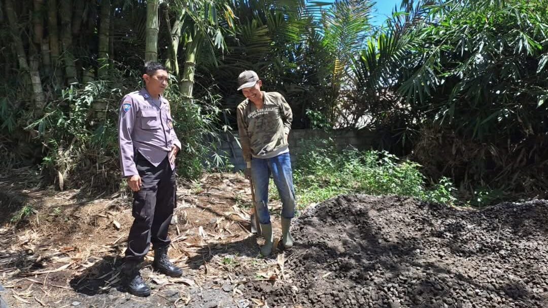 Bhabinkamtibmas Mendampingi warga untuk pemanfaatan lahan produktif