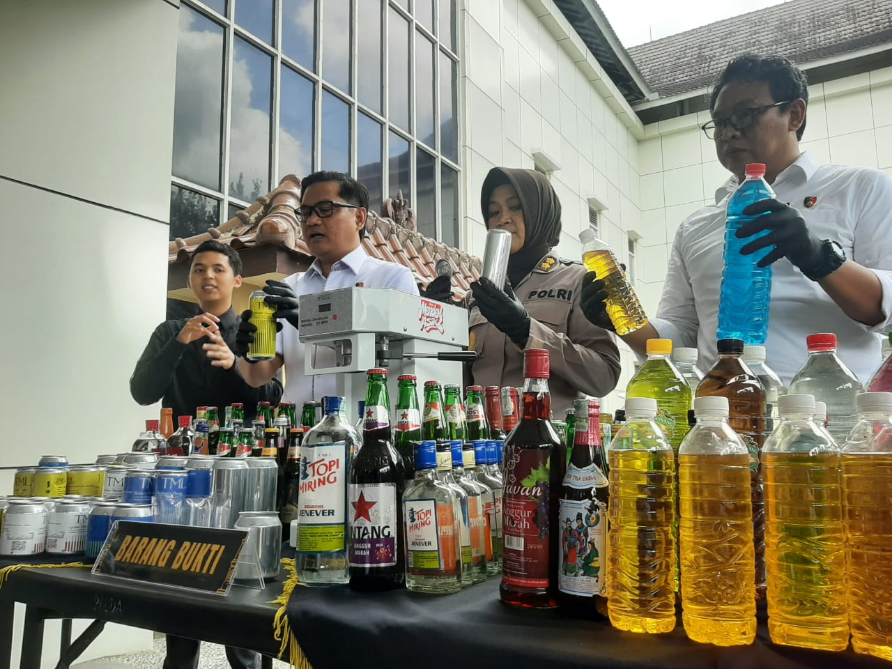 Wadir Reskrimum Polda DIY, AKBP K. Tri Panungko saat menunjukkan barang bukti miras oplosan di Mapolda DIY, Rabu (23/10). (Syahriani/Fakta Yogyakarta)