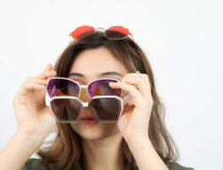 Tips Menemukan Kacamata Ideal untuk Setiap Undertone Kulit