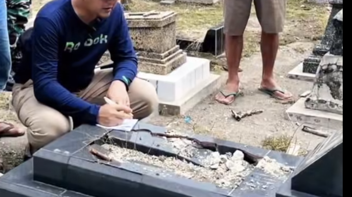 Petugas sedang mendatangi makam yang dirusak
