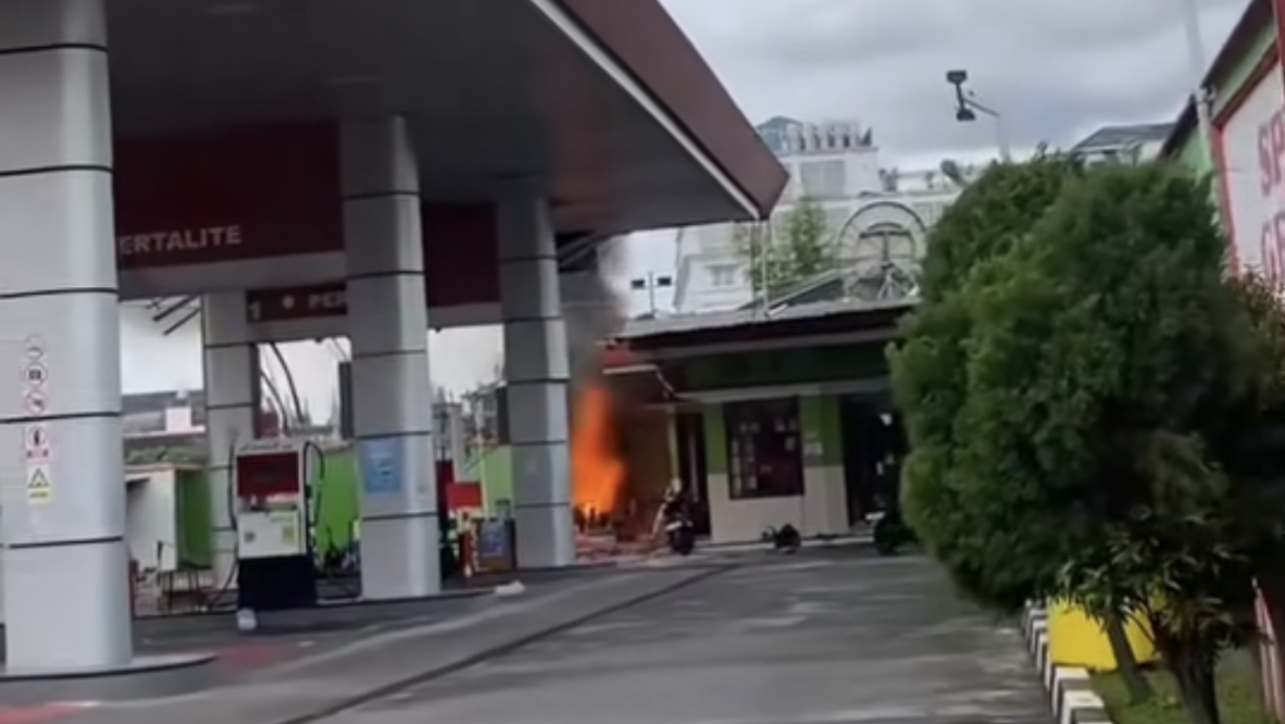 Foto pom bensin kebakaran