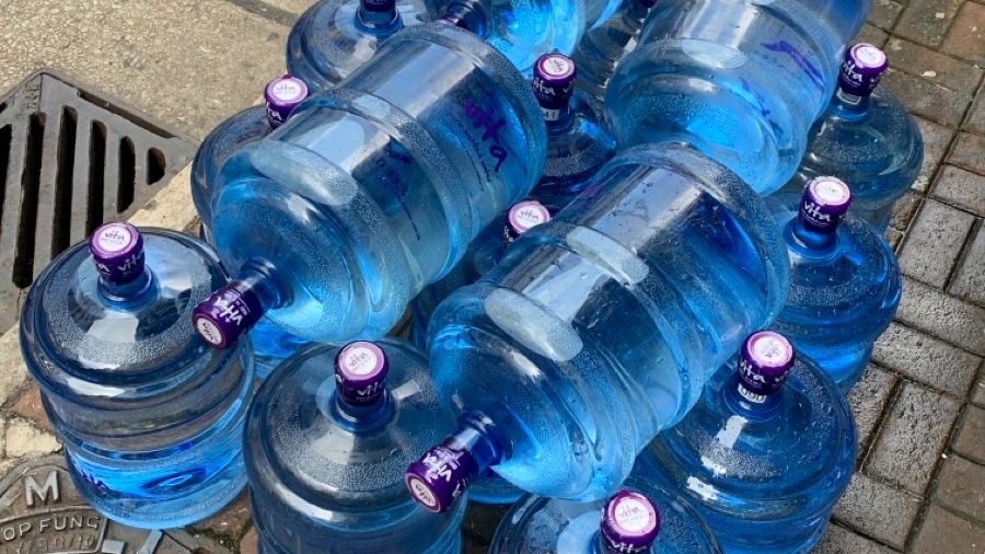 Gambar sekumpulan galon