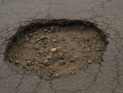 Hati-Hati! Jalan Berlubang di Yogyakarta Bikin Celaka