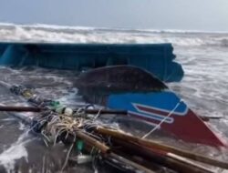 Perahu Tanpa Awak Terdampar di Pantai Parangtritis, Petugas Lakukan Penelusuran Pemilik