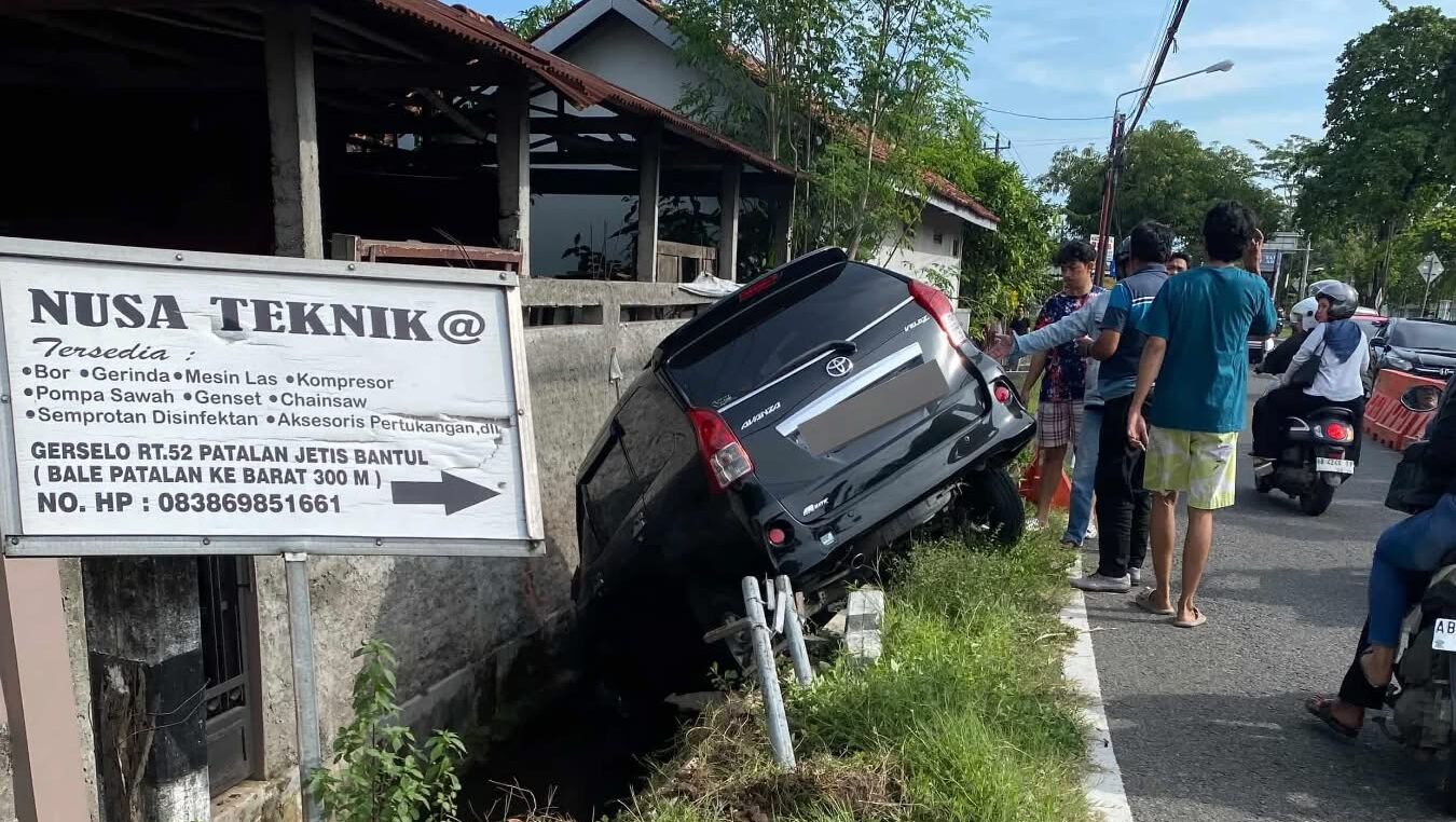 Kondisi mobil yang jatuh ke selokan