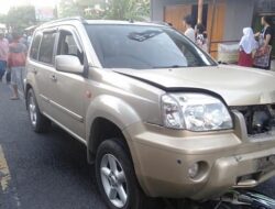 Diduga Dikendarai Anggota TNI, Mobil Seruduk Warga di Jalan Parangtritis Bantul