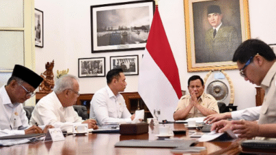 Presiden Prabowo Subianto dalam rapat terbatas membahas percepatan pembangunan Ibu Kota Nusantara (IKN) di Istana Negara. Pemerintahannya memprioritaskan penyelesaian IKN dengan target penetapan sebagai ibu kota politik pada 2028. (Dok. Ist)
