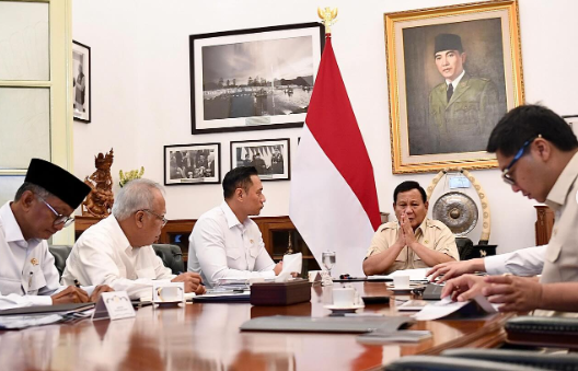 Presiden Prabowo Subianto dalam rapat terbatas membahas percepatan pembangunan Ibu Kota Nusantara (IKN) di Istana Negara. Pemerintahannya memprioritaskan penyelesaian IKN dengan target penetapan sebagai ibu kota politik pada 2028. (Dok. Ist)