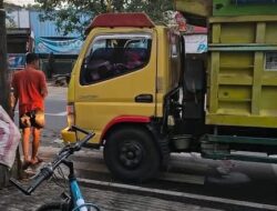 Truk Serempet Pengendara Motor dan Tabrak Pohon di Simpang Empat Menukan, Pengemudi Diduga Mabuk