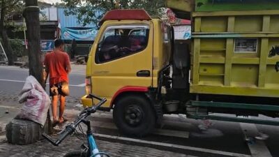 Kecelakaan truk dan pengendara motor