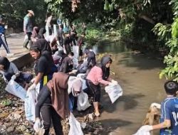 Saka Kalpataru Sleman Gelar Aksi Bersih Sungai Khasantuko di Godean