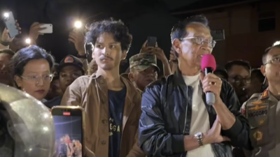 Sri sultan menemui massa aksi di Pold DIY