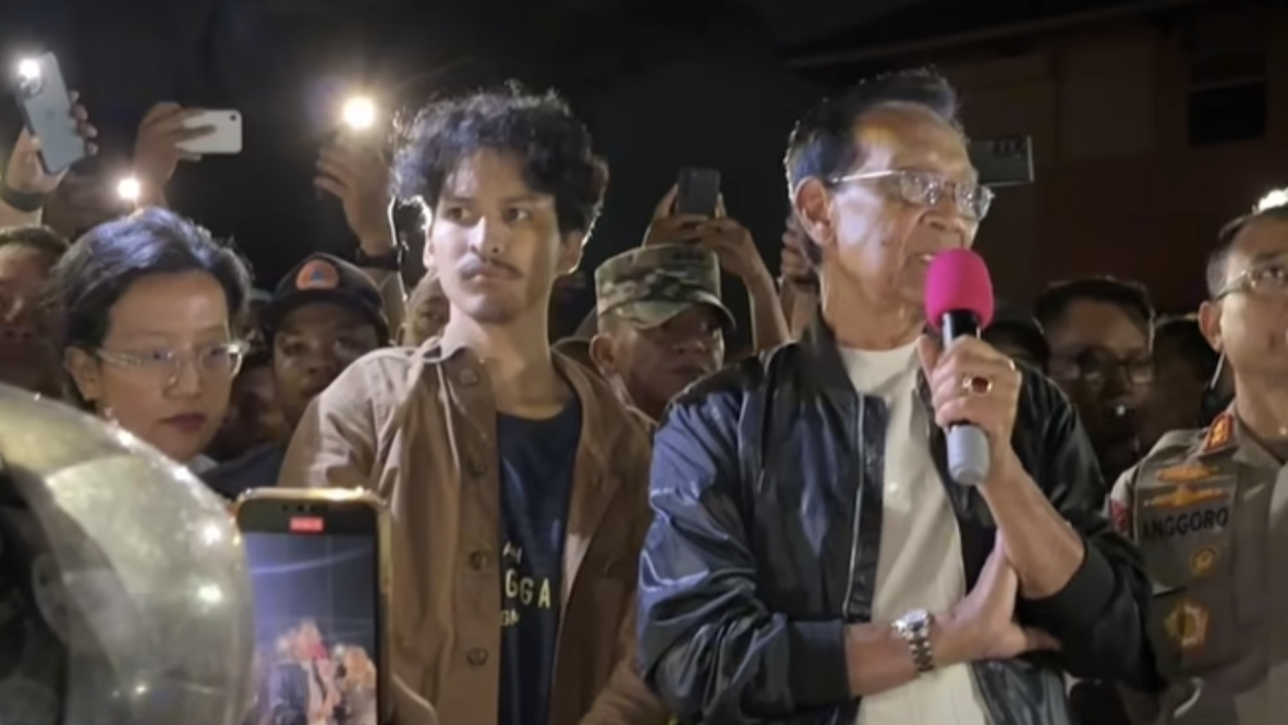 Sri sultan menemui massa aksi di Pold DIY