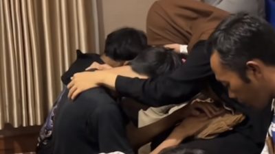 Penyerahan anak terduga anarkis saat aksi massa