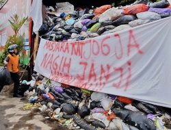 Warga Pasang Spanduk “Nagih Janji”, Sampah Jogja Tak Terkendali