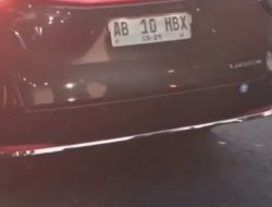 Viral! Mobil Sri Sultan Hamengkubuwono X Tertib di Lampu Merah, Disalip Rombongan ‘Wok Wok’