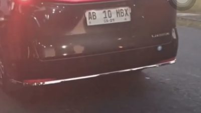 Mobil Sri sultan disalip